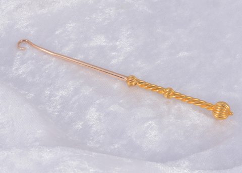 A 14 marked button hook