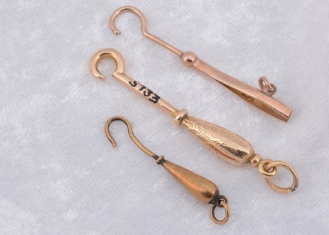 A 15ct gold miniature button hook