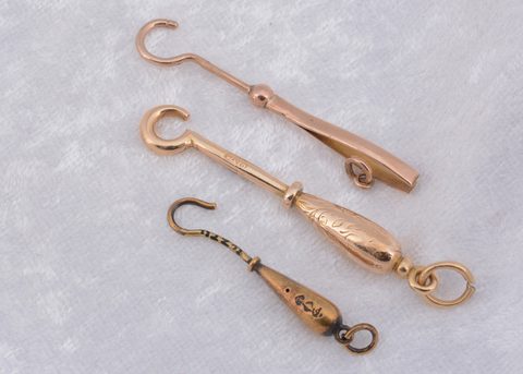 A 15ct gold miniature button hook