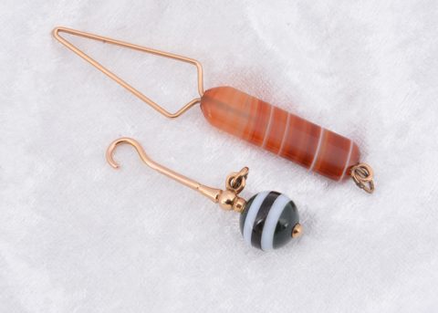 A 9ct gold hardstone button hook fob