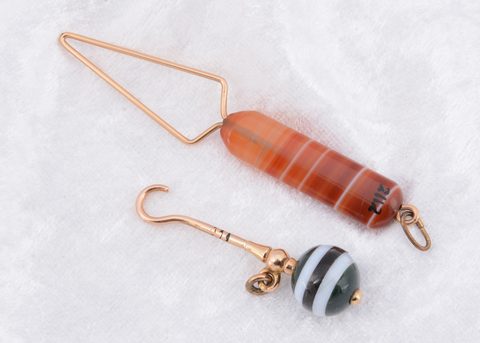 A 9ct gold hardstone button hook fob
