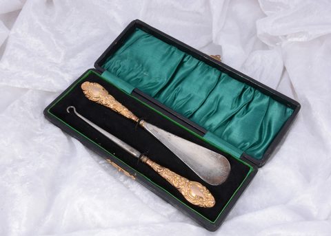 A 9ct gold Victorian shoehorn and button hook set