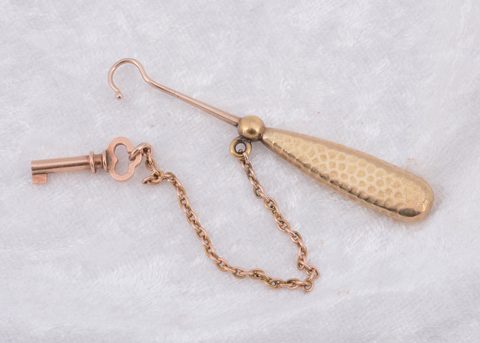 A lapel chain link button hook