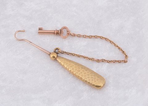 A lapel chain link button hook
