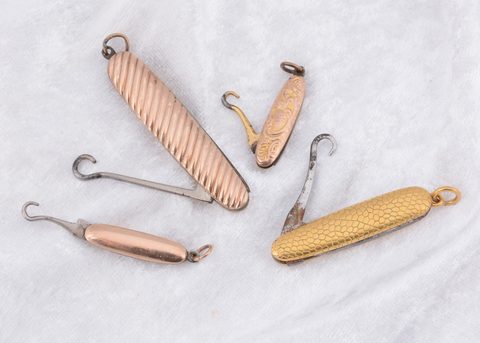 A miniature 9ct gold folding button hook