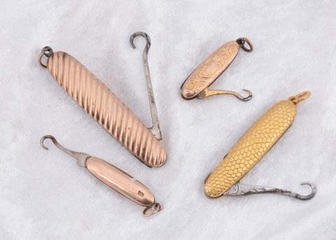 A miniature 9ct gold folding button hook
