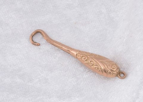 A Victorian 9ct gold button hook