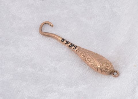 A Victorian 9ct gold button hook