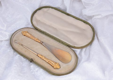 A Victorian 9ct gold cased button hook and shoehorn set