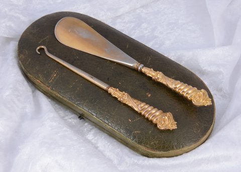 A Victorian 9ct gold cased button hook and shoehorn set