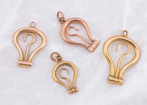 An 18ct gold folding button hook charm