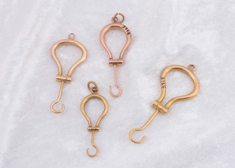An 18ct gold folding button hook charm
