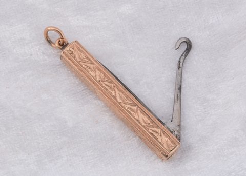 An Edwardian 9ct gold folding button hook and knife