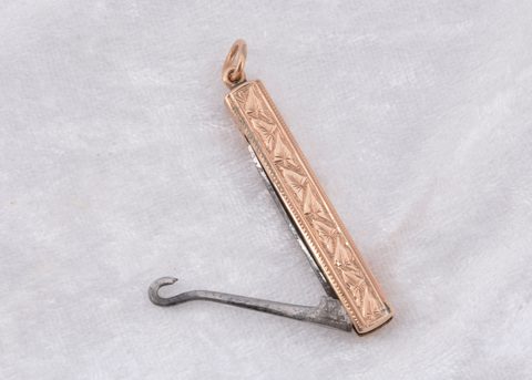 An Edwardian 9ct gold folding button hook and knife