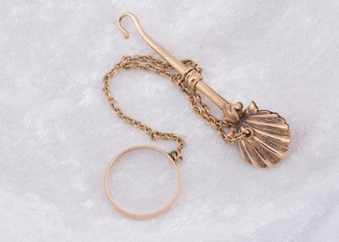 An Edwardian yellow metal button hook and handkerchief clasp