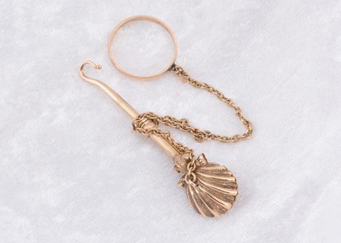 An Edwardian yellow metal button hook and handkerchief clasp