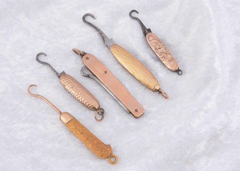 Five 9ct gold and yellow metal folding button hooks