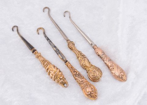 Four 9ct gold handled steel button hooks