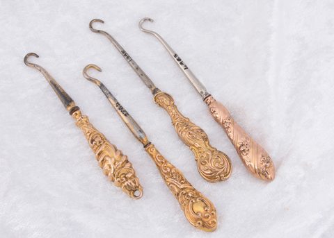 Four 9ct gold handled steel button hooks