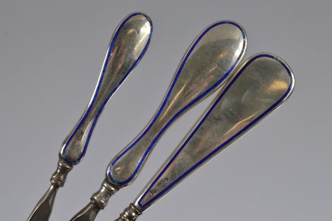 Four silver handled shoehorns