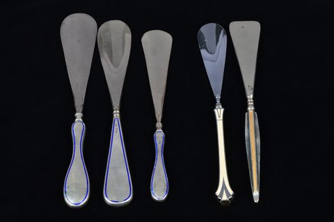 Four silver handled shoehorns