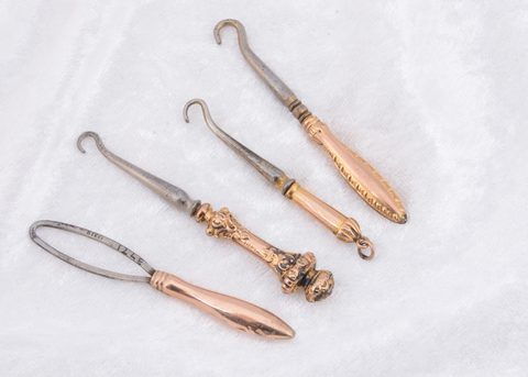 Four Victorian 9ct gold button hooks and loops