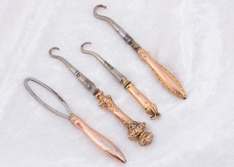 Four Victorian 9ct gold button hooks and loops