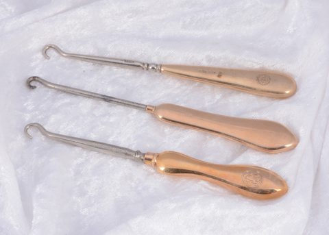 Three plain handled 9ct gold button hooks