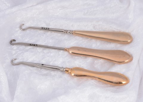 Three plain handled 9ct gold button hooks