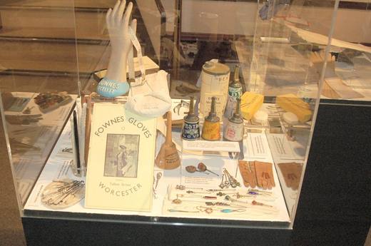 Worcester Exhibition glove powderers 004